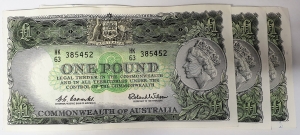 AUSTRALIA 1961 . ONE 1 POUND BANKNOTE . VERY SCARCE . CONSECUTIVE TRIO