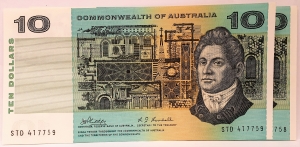 AUSTRALIA 1968 . TEN 10 DOLLAR BANKNOTES . PHILLIPS/RANDALL . CONSECUTIVE PAIR