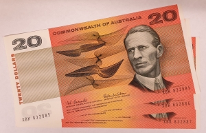 AUSTRALIA 1966 . TWENTY 20 DOLLAR BANKNOTES . CONSECUTIVE TRIO . MINOR CENTRE OBSTRUCTION AS AN ERROR