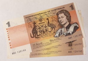 AUSTRALIA 1966 . ONE 1 DOLLAR BANKNOTES . CONSECUTIVE TRIO . WEEPING INK ERROR MARKS