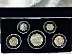 UNITED STATES OF AMERICA . FIVE 5 COIN SET . AMERICAN COINAGE OF WORLD WAR II . GENUINE