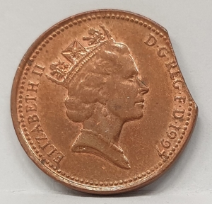 GREAT BRITAIN UK ENGLAND 1997 . ONE 1 PENNY . ERROR . CLIPPED FLAN . BITTEN EDGE