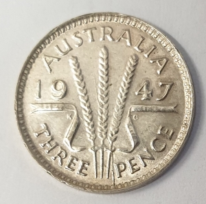 AUSTRALIA 1947 . THREEPENCE . VARIETY . LARGE DIE CRACK ON P IN PENCE