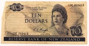 NEW ZEALAND 1967 . TEN 10 DOLLARS BANKNOTE . PIECE MISSING