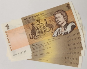 AUSTRALIA 1982 . ONE 1 DOLLAR BANKNOTES . JOHNSTON/STONE . CONSEC SEVEN . LAST PREFIX DPS