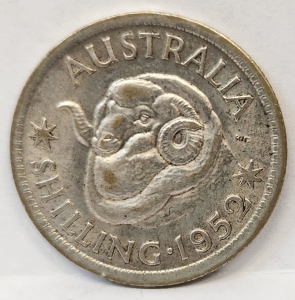 AUSTRALIA 1952 . ONE 1 SHILLING . VARIETY . DOTS IN HORN