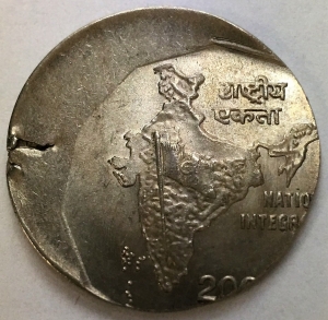 INDIA . UNDATED . TWO 2 RUPEES COIN . ERROR . 30% MIS-STRIKE